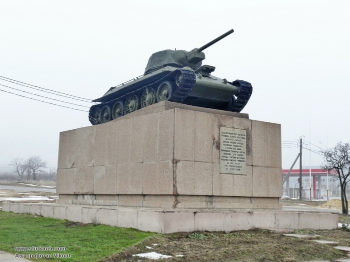 Челябинский колхозник. Танк т-34 "Челябинский колхозник".. Танк Челябинский колхозник Волгоград. Танк т-34 18 Челябинский колхозник. Памятник Челябинский колхозник Волгоград.