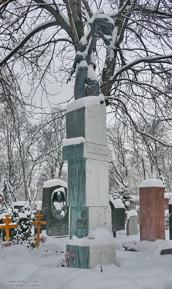 Лев дуров могила. Лев Дуров Новодевичье кладбище. Памятник Лев Дуров Новодевичье кладбище. Памятник на могиле Льва Дурова. Могила Льва Дурова.