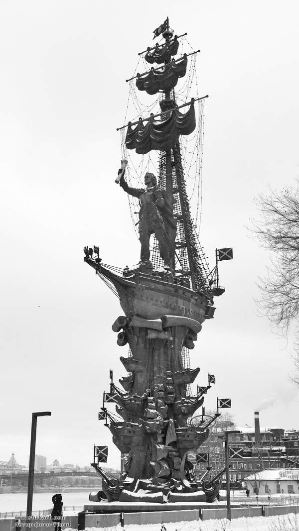 Памятник петру 1 в москве созданный по проекту скульптора зураба церетели считается одним из самых