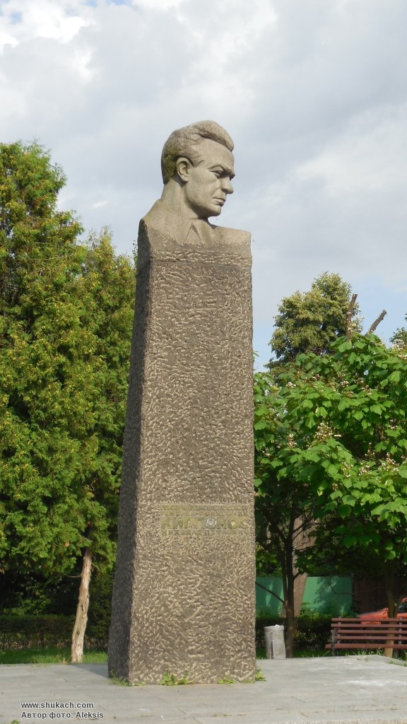 В киеве установили памятник. Памятник м. п. Кирпоносу. Генерал м. п. Кирпонос. Памятник в Хиршайде.