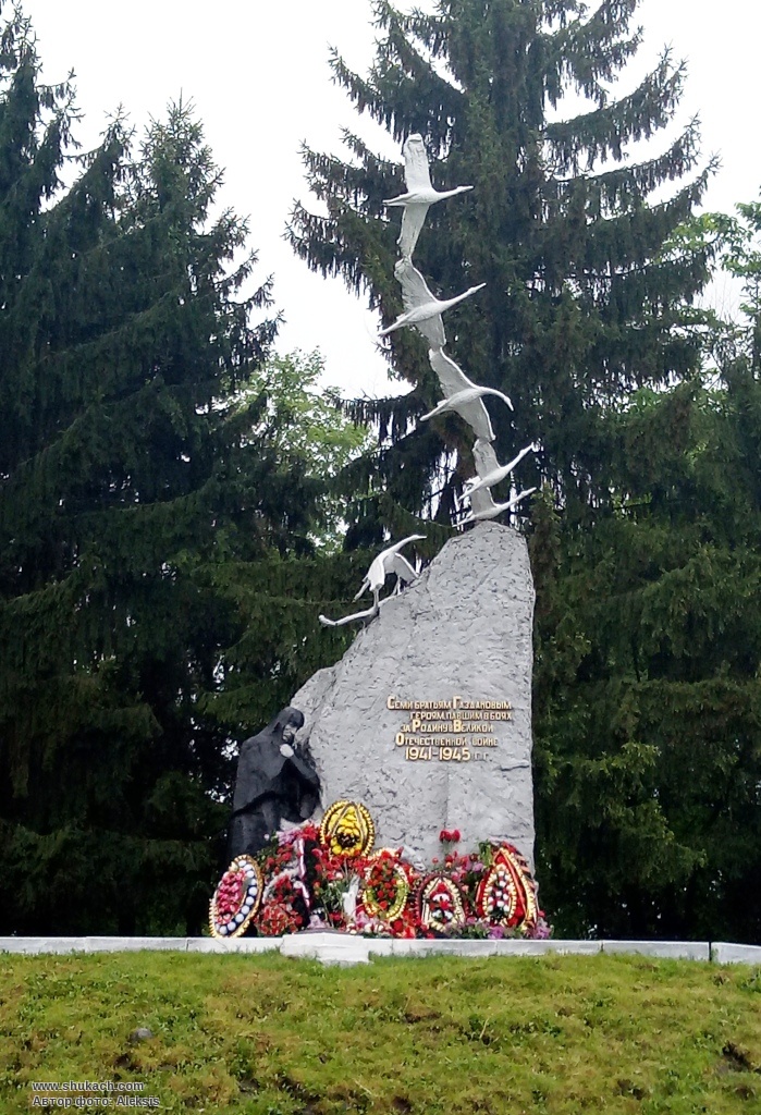 Памятник журавлей история. Памятник братьям Газдановым Владикавказ. Памятник семи братьям Газдановым в Осетии. Семья Газдановых из села Дзуарикау в Северной Осетии. Памятники Северной Осетии братья Газдановы.