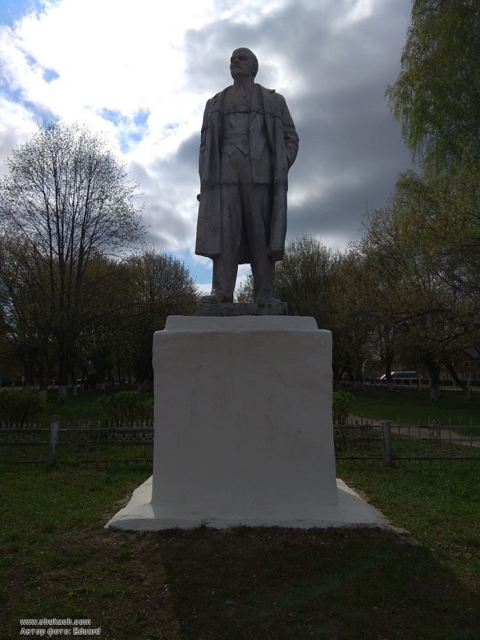 П ленина. Памятник Ленину в Дубовке. Ленин Дубовка Узловский район. Памятник Ленину город Узловая. Памятники Узловского района.