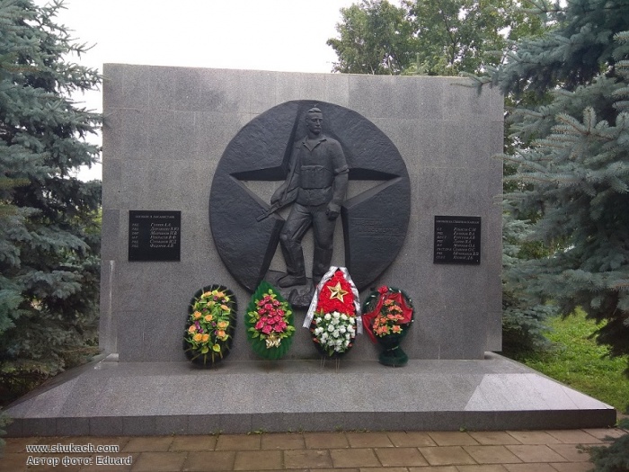 Памятник ушел. Комсомольский сквер в Ефремове Тульской области. Город Ефремов Комсомольский сквер. Комсомольский парк в Ефремове Тульской области. Город Ефремов памятники войнам.