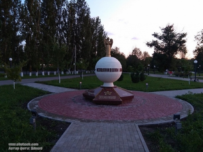 Памятник р. Таловский парк Солнечный. Памятники в Таловой Воронежской области. 