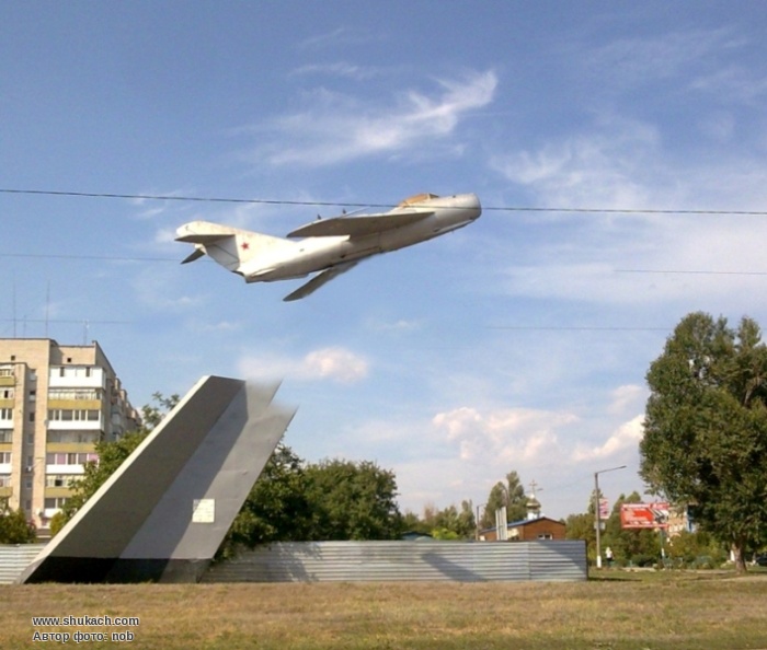 Боровск самолет. Миг-17 памятник Бердянск. Парк Авиаторов Санкт-Петербург. Памятник самолету миг 19 п. Памятник миг-19 Харцызск.