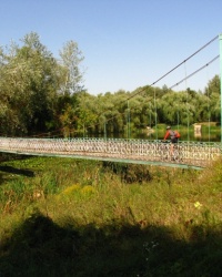 Подвесной мост в маленьком дендропарке с. Млиев