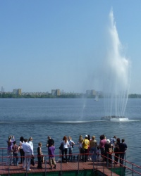 Фонтан «Белый лебедь» на Набережной в Днепропетровске