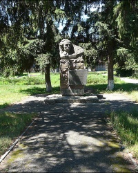 Памятник Н. Островскому в пгт. Диканька