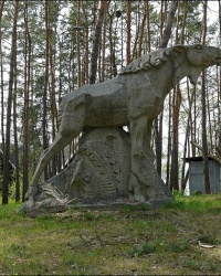 Каменный лось в лесу возле с. Старого Салтова 