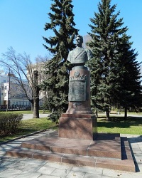 Памятник летчику В.И.Попкову в г.Москве