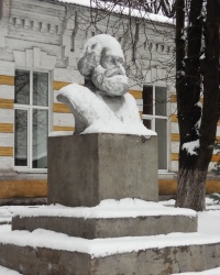 Памятник К.Г.Марксу на железнодорожном вокзале в г.Енакиево