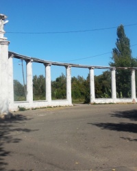 «Белая Арка» при входе в Пантелеймоновский парк (г.Горловка)