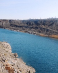 Карьерный водоем в окрестностях г.Тореза