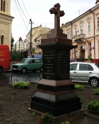 м. Чернівці. Пам'ятний хрест на місці дерев'яної церкви св. Параскеви. 