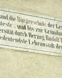 м. Відень. Меморіальна дошка першій школі міста.