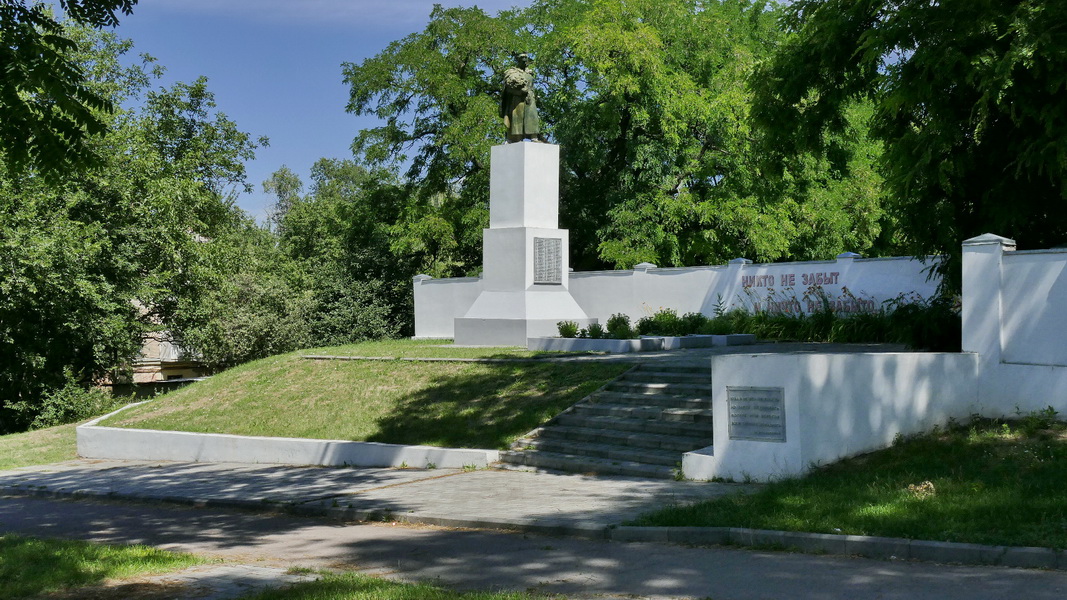 Верхнеднепровск смоленская. Братская могила в Верхнеднепровске. Заложцы Тростянец могила Братская. Зборовский район перекресток дорог Заложцы Тростянец. Верхнеднепровск Днепропетровской области.